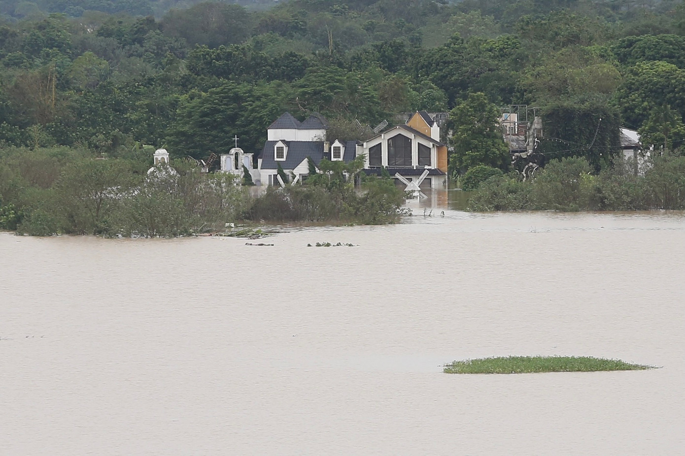 Một số công trình trên bãi bồi ngập trong nước.