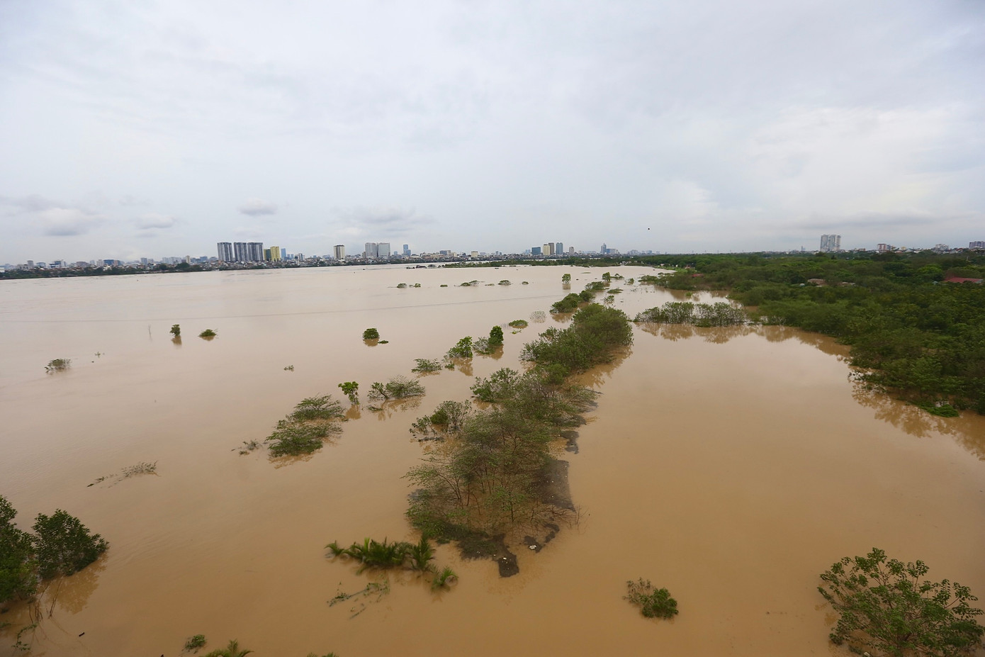 Ghi nhận của PV, mực nước sông Hồng lên cao, khu vực bãi bồi dưới chân cầu Vĩnh Tuy, nơi người dân Thủ đô thường hay cắm trại, vui chơi chìm trong biển nước.