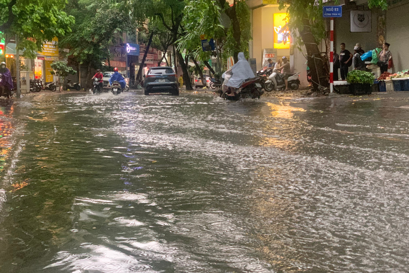 Phố Vương Thừa Vũ (quận Thanh Xuân) ngập sâu khoảng 20-30cm chỉ sau vài phút mưa lớn. Phố Vương Thừa Vũ (quận Thanh Xuân) ngập sâu khoảng 20-30cm chỉ sau vài phút mưa lớn.