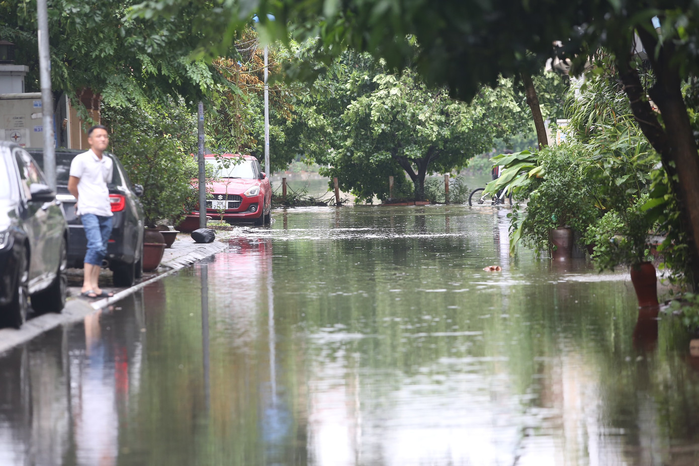 Các lối đi xung quanh khu đô thị Văn Quán đều ngập nước.