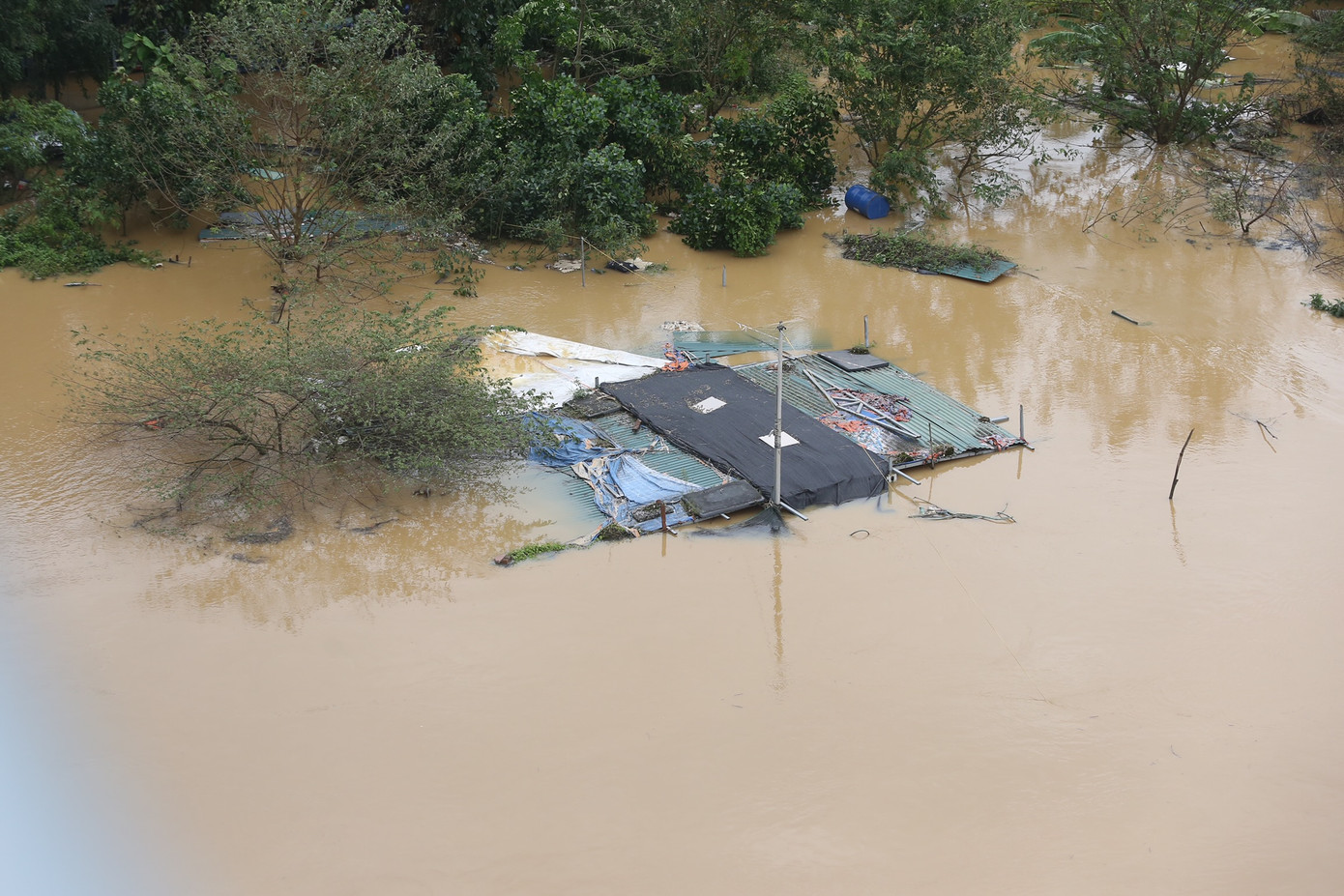 Nhiều công trình tại bãi đất chân cầu Vĩnh Tuy ngập lụt.