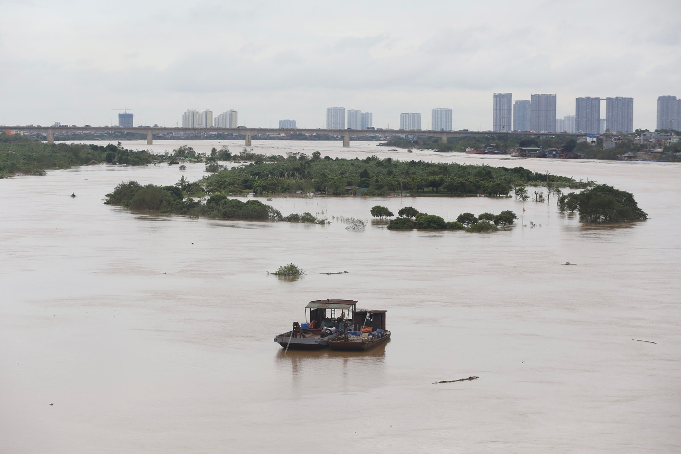Mực nước sông Hồng dâng cao do mưa lớn kéo dài, ảnh hưởng từ cơn bão số 3.