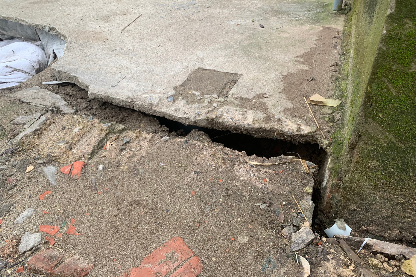 Xuất hiện nhiều vết nứt, bong tách tại khu vực. Nguy cơ sạt lở tiếp tục có thể xảy ra.