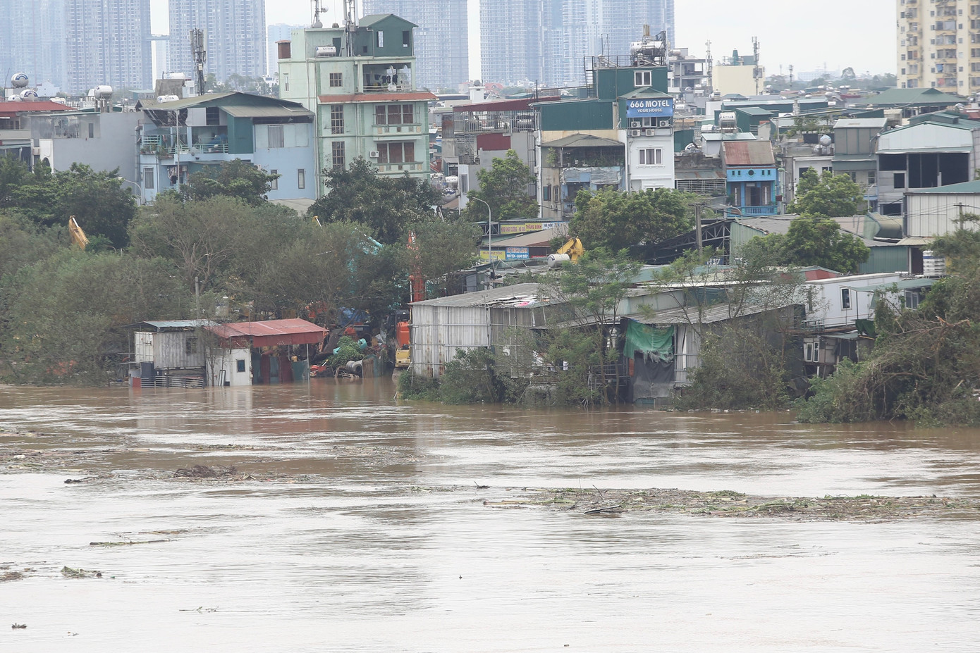 Nước mấp mé khu dân cư.