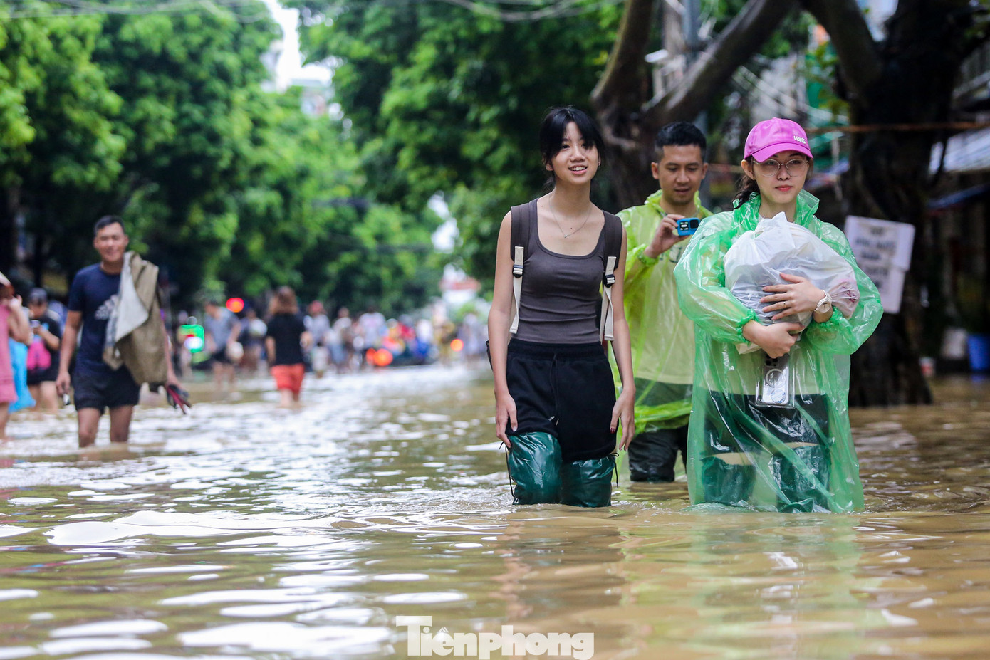 Người dân hối hả di chuyển đồ đạc đến nơi ở không ngập nước.