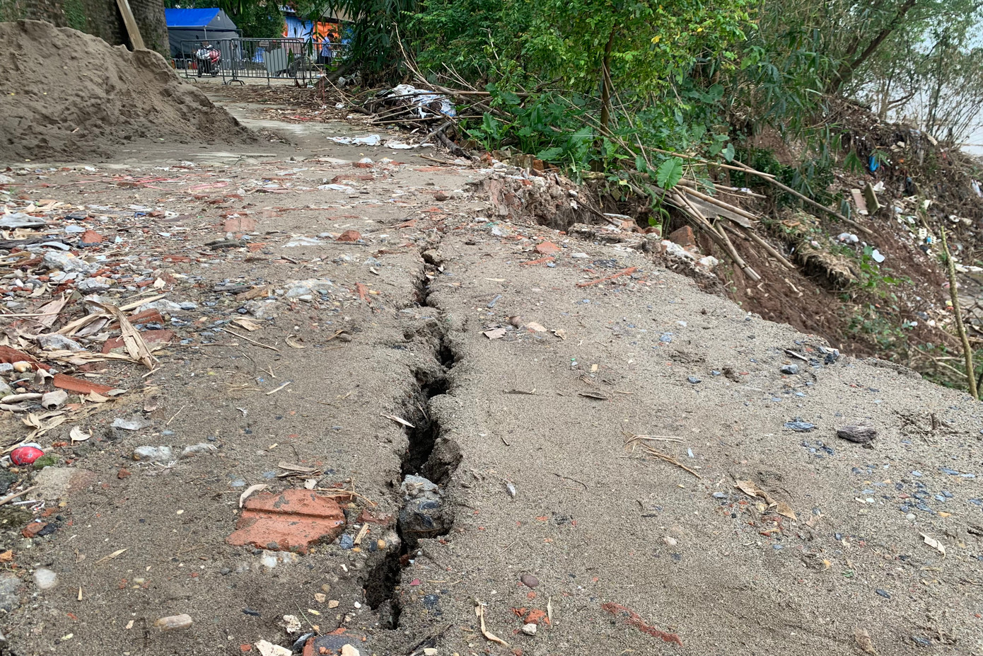 Xuất hiện nhiều vết nứt, bong tách tại khu vực. Nguy cơ sạt lở tiếp tục có thể xảy ra.