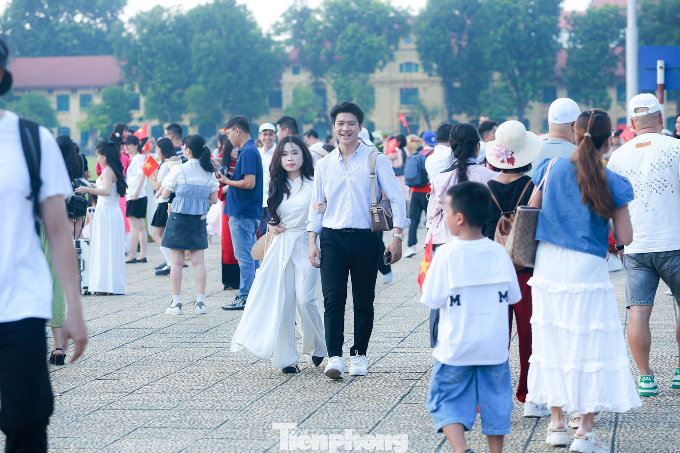 Ghi nhận của PV, dọc vỉa hè trên đường Độc Lập, phía trước Quảng trường Ba Đình rất đông người dân Thủ đô nô nức mặc áo dài và áo cờ... chụp ảnh và check-in trong những ngày nghỉ lễ Quốc khánh 2/9.