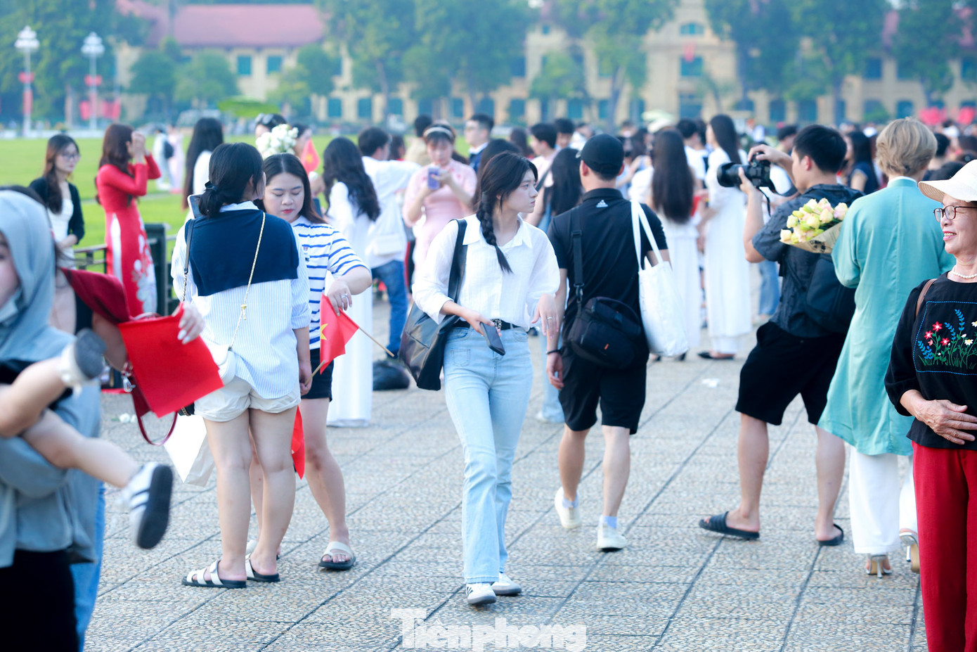 Ghi nhận của PV, dọc vỉa hè trên đường Độc Lập, phía trước Quảng trường Ba Đình rất đông người dân Thủ đô nô nức mặc áo dài và áo cờ... chụp ảnh và check-in trong những ngày nghỉ lễ Quốc khánh 2/9.