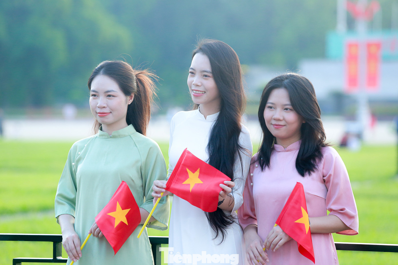 "Quảng trường Ba Đình là nơi gắn bó với sự kiện lịch sử quan trong của đất nước, vì vậy, dịp nghỉ lễ lần này mình cùng các bạn muốn lưu giữ những khoảnh khắc đẹp và ý nghĩa này cùng những chiếc áo dài", bạn Huyền (sn 2003) chia sẻ.