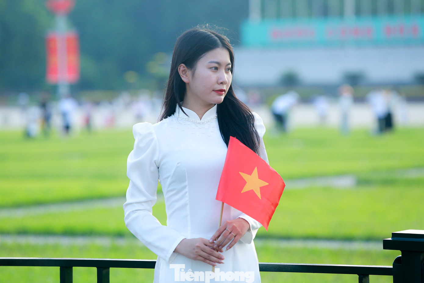 "Quảng trường Ba Đình là nơi gắn bó với sự kiện lịch sử quan trong của đất nước, vì vậy, dịp nghỉ lễ lần này mình cùng các bạn muốn lưu giữ những khoảnh khắc đẹp và ý nghĩa này cùng những chiếc áo dài", bạn Huyền (sn 2003) chia sẻ.