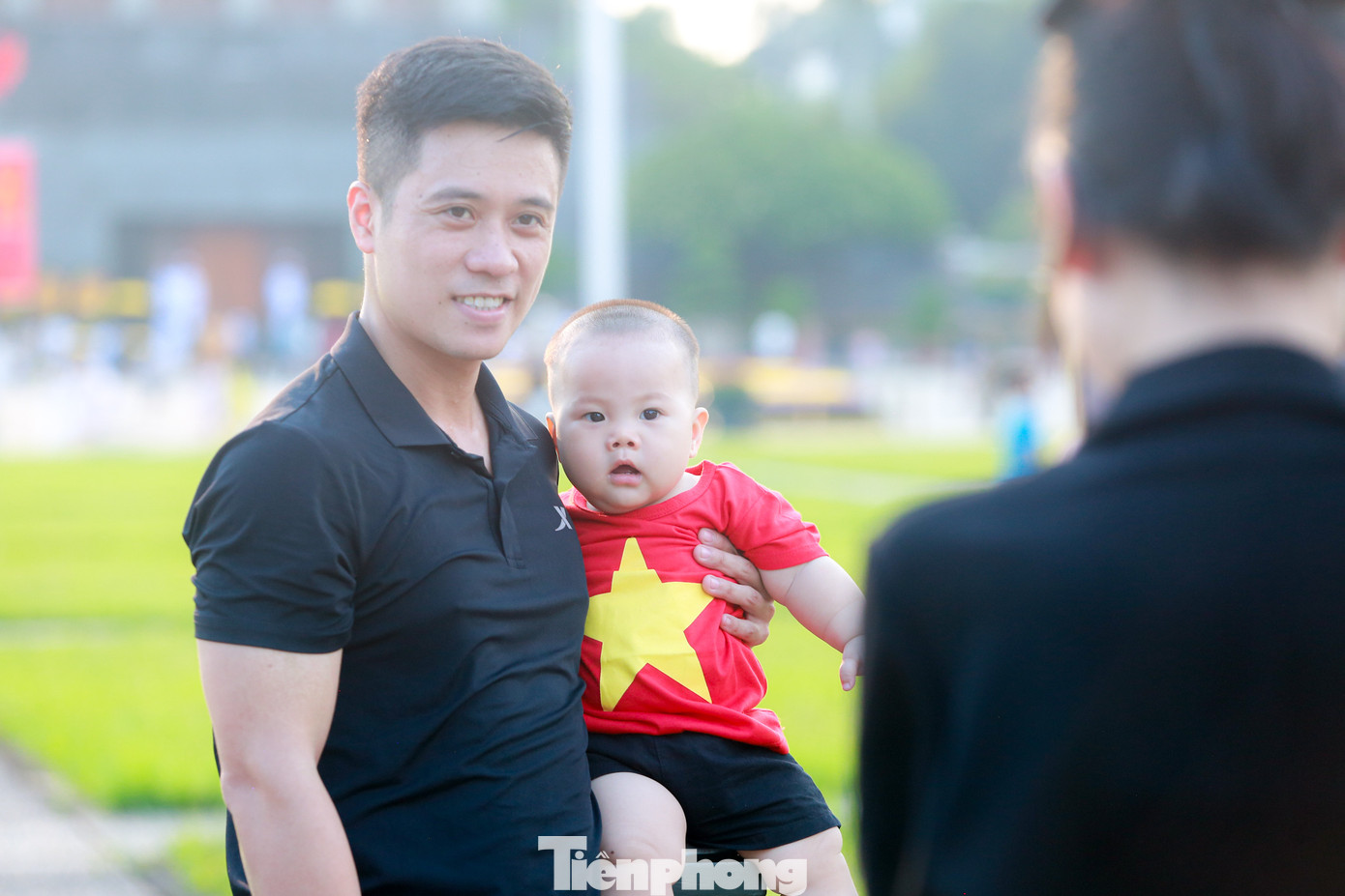 Theo nhiều phụ huynh, đưa các con đến đây không đơn thuần chỉ chụp ảnh lưu niệm mà còn giáo dục, bồi dưỡng lòng yêu nước, tinh thần tự hào dân tộc cho các con.