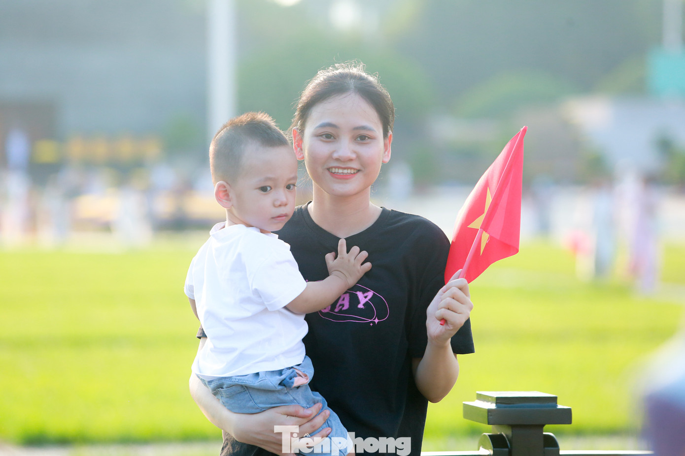 Theo nhiều phụ huynh, đưa các con đến đây không đơn thuần chỉ chụp ảnh lưu niệm mà còn giáo dục, bồi dưỡng lòng yêu nước, tinh thần tự hào dân tộc cho các con.