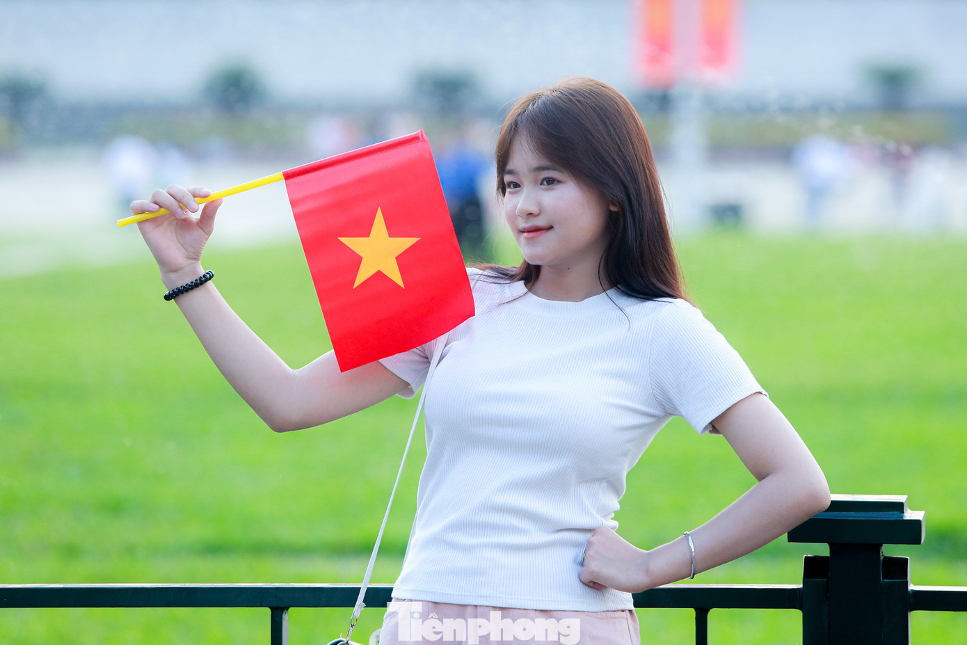 Một số bạn nữ "thả dáng" đơn giản với cờ đỏ sao vàng.