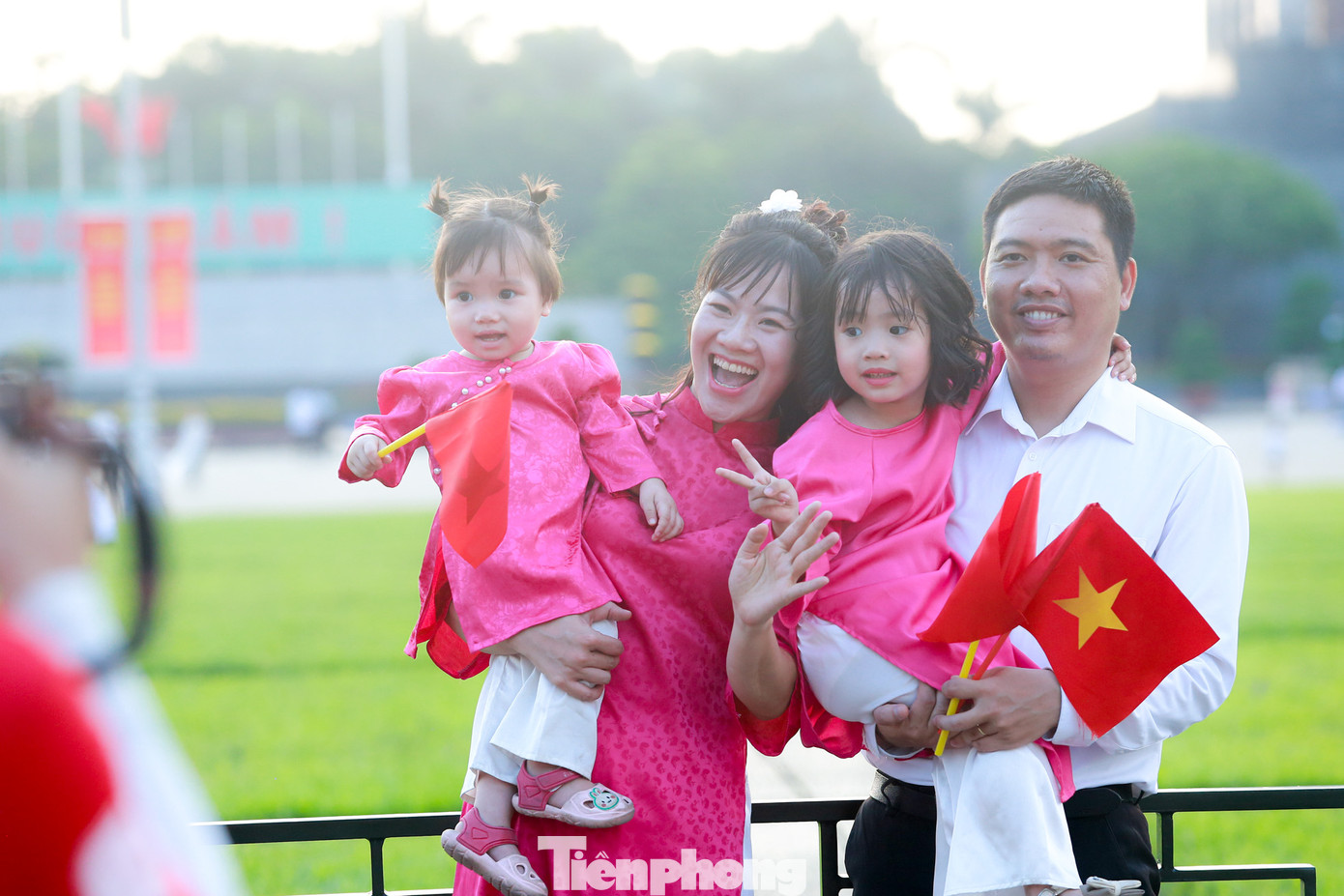 Bên cạnh thiếu nữ với những chiếc áo dài thướt tha, nhiều phụ huynh, gia đình đưa các con, cháu đến Quảng trường Ba Đình trong ngày lễ lớn của dân tộc.