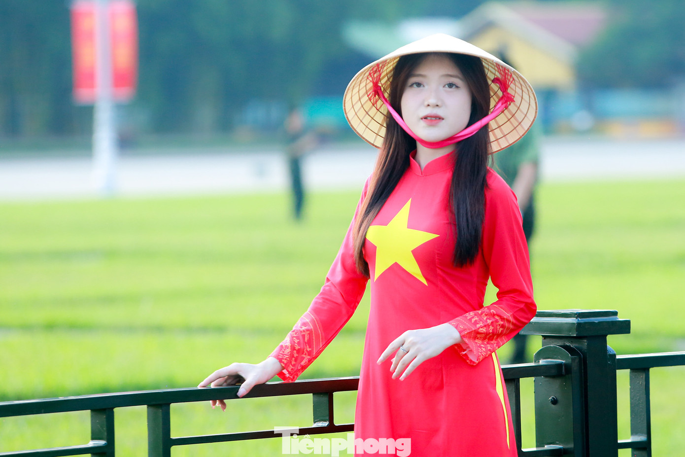 Tại một không gian trang nghiêm, nhiều bạn nữ chọn cho mình trang phục áo dài đỏ có họa tiết sao vàng.