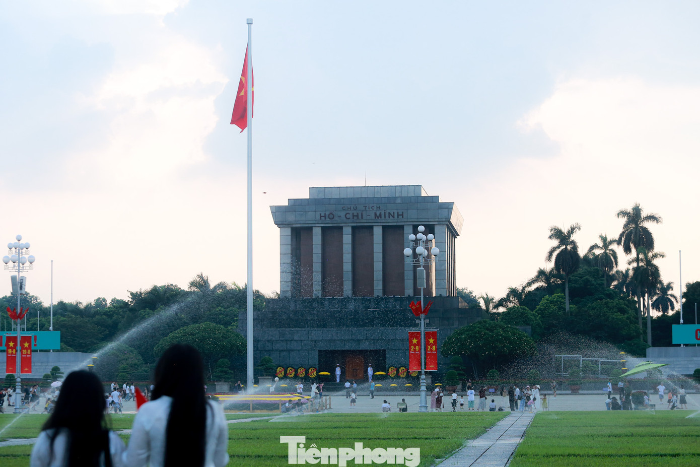 Nằm ở trung tâm Thủ đô, Quảng trường Ba Đình là nơi Chủ tịch Hồ Chí Minh đọc Tuyên ngôn Độc lập vào ngày 2/9/1945. Vì thế quảng trường có ý nghĩa lớn với người dân Việt Nam. Dịp này, thăm Quảng trường Ba Đình và vào Lăng viếng Bác là cách để mỗi người thể hiện lòng biết ơn và kính trọng đối với Chủ tịch Hồ Chí Minh, nhớ lại giờ phút lịch sử thiêng liêng của dân tộc.