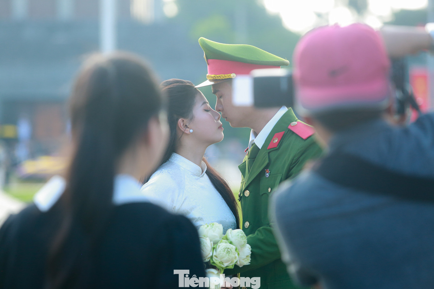 Đây cũng là dịp các cặp đôi yêu nhau lưu giữ khoảnh khắc đẹp trong ngày lễ lớn của dân tộc.