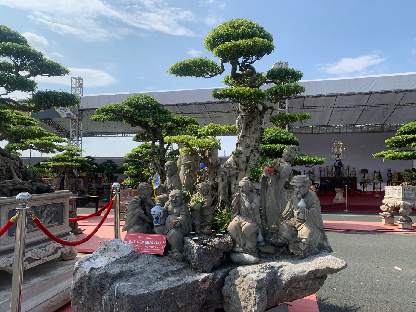 Tác phẩm "Bát Tiên Quá Hải" được tạo dáng kỳ công với 8 pho tượng định giá 4 tỷ đồng.