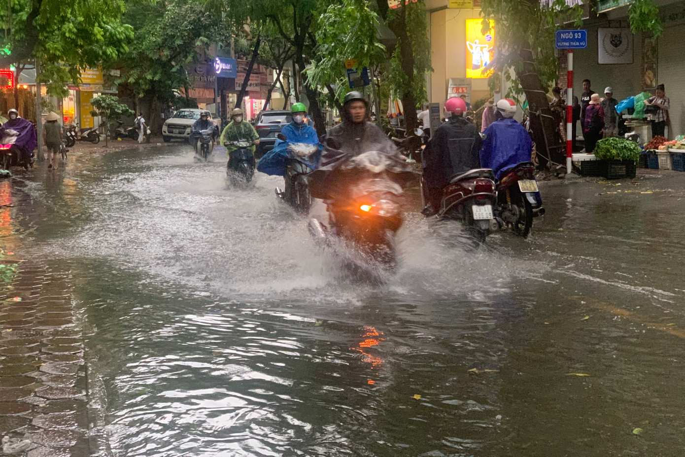 Nước ngập tràn vỉa hè, các phương tiện di chuyển khó khăn. Nước ngập tràn vỉa hè, các phương tiện di chuyển khó khăn.