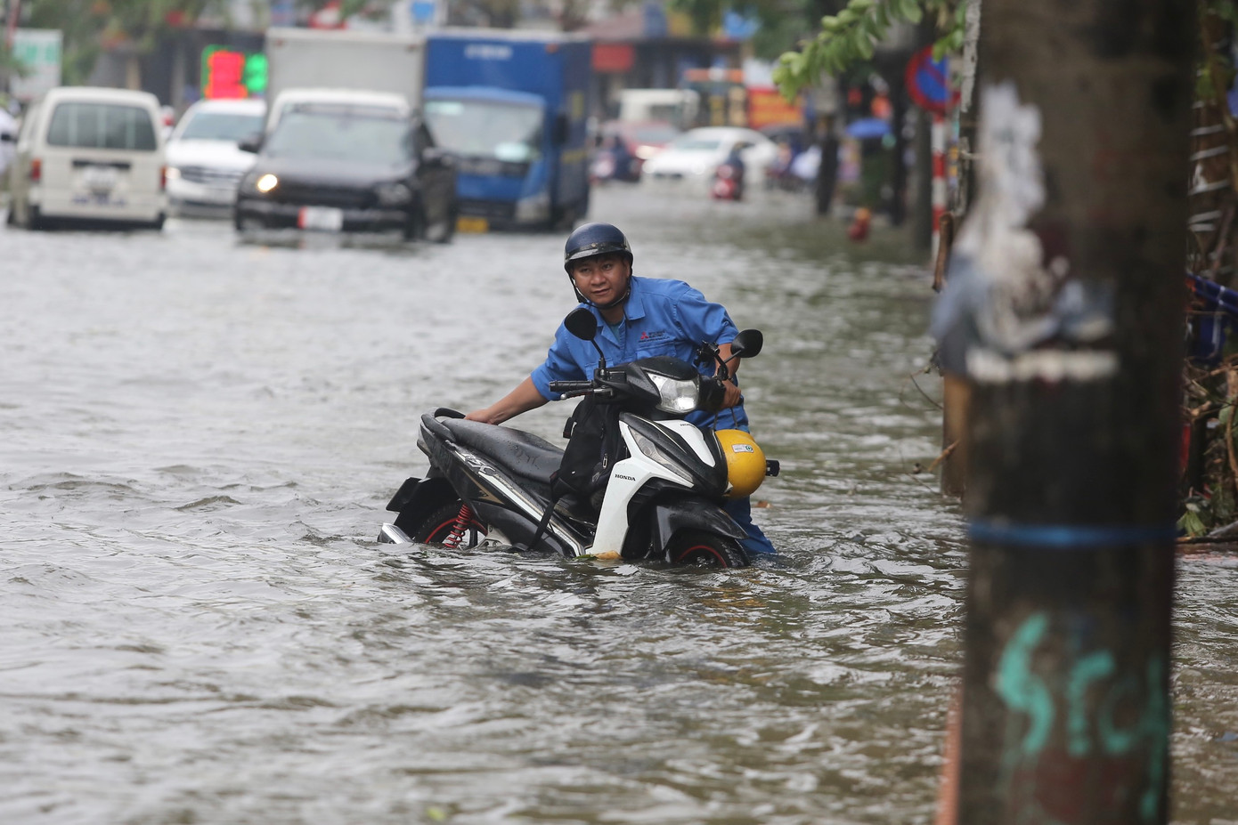 Khu vực ngập sâu cả bánh xe.
