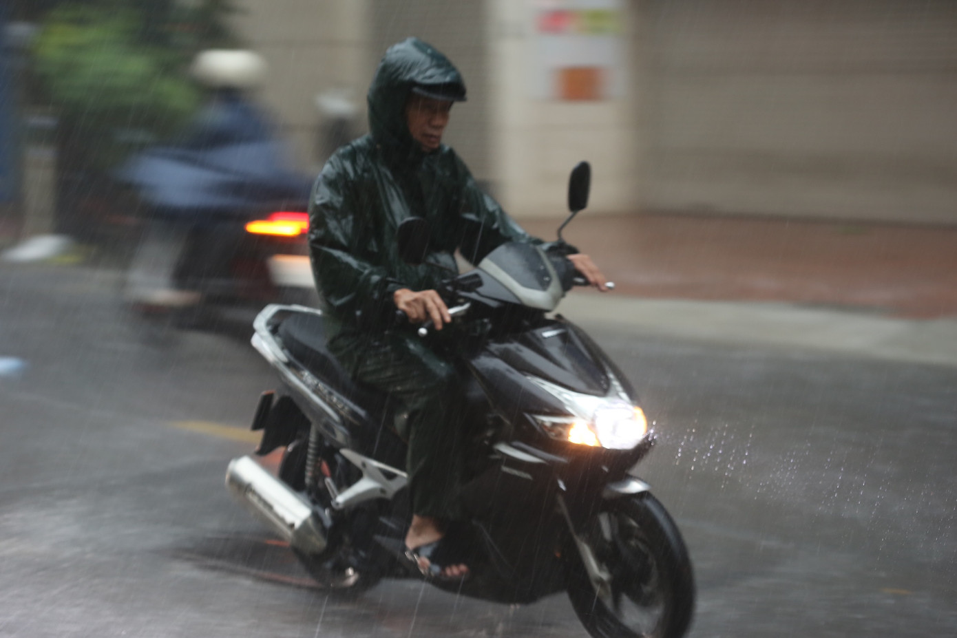 Người dân di chuyển khó khăn dưới cơn mưa lớn, gió giật mạnh, tầm nhìn bị hạn chế. Người dân di chuyển khó khăn dưới cơn mưa lớn, gió giật mạnh, tầm nhìn bị hạn chế.