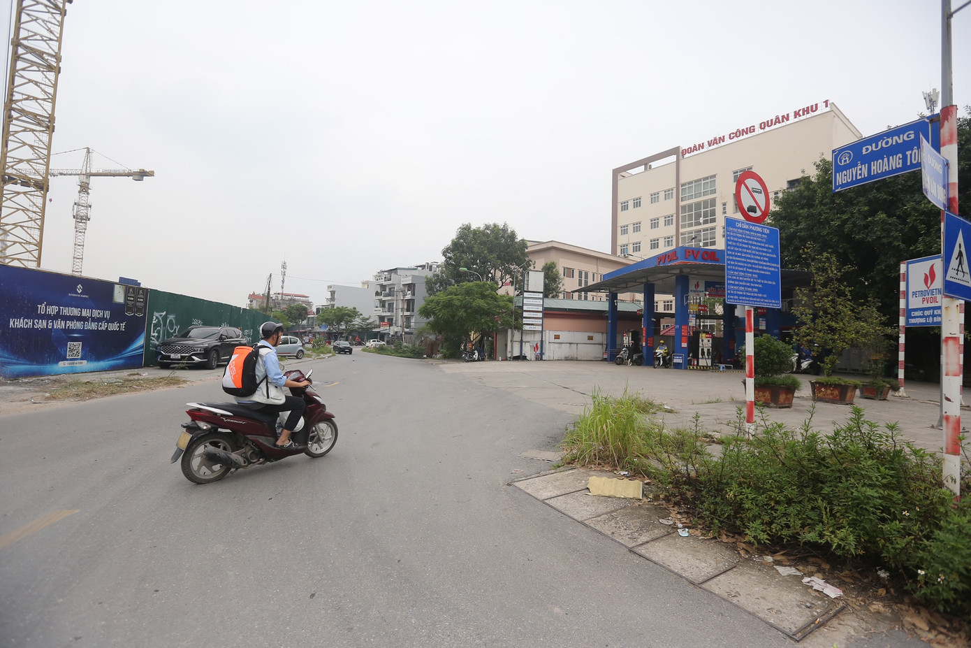 Điểm cuối đường Nguyễn Hoàn Tôn, giao với đường Phạm Văn Đồng, ngay gần chân cầu Thăng Long trong tình trạng "thắt cổ chai".