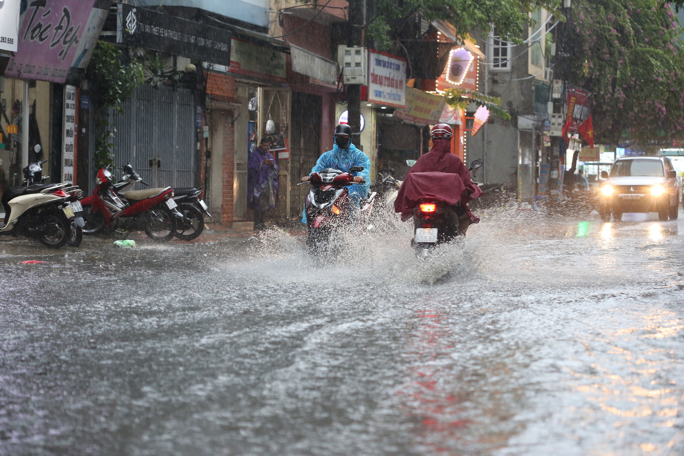 Phố Hoàng Văn Thái (quận Thanh Xuân) nhanh chóng "thành sông" chỉ sau 10 phút mưa lớn. Phố Hoàng Văn Thái (quận Thanh Xuân) nhanh chóng "thành sông" chỉ sau 10 phút mưa lớn.
