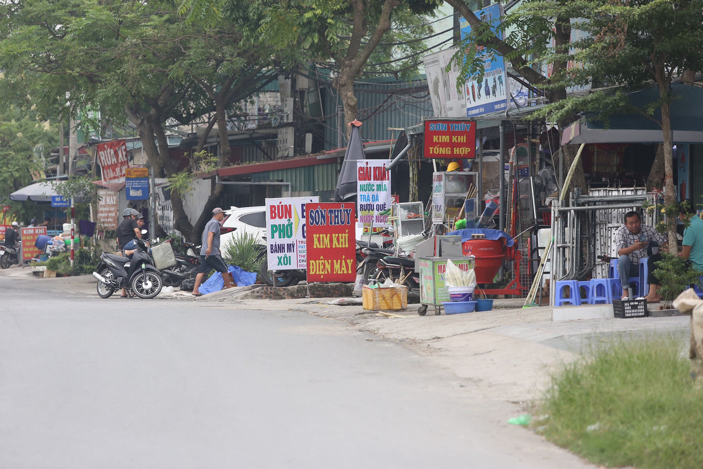 Nhà xưởng, nhà tạm bợ... xuất hiện dọc hai bên tuyến đường.