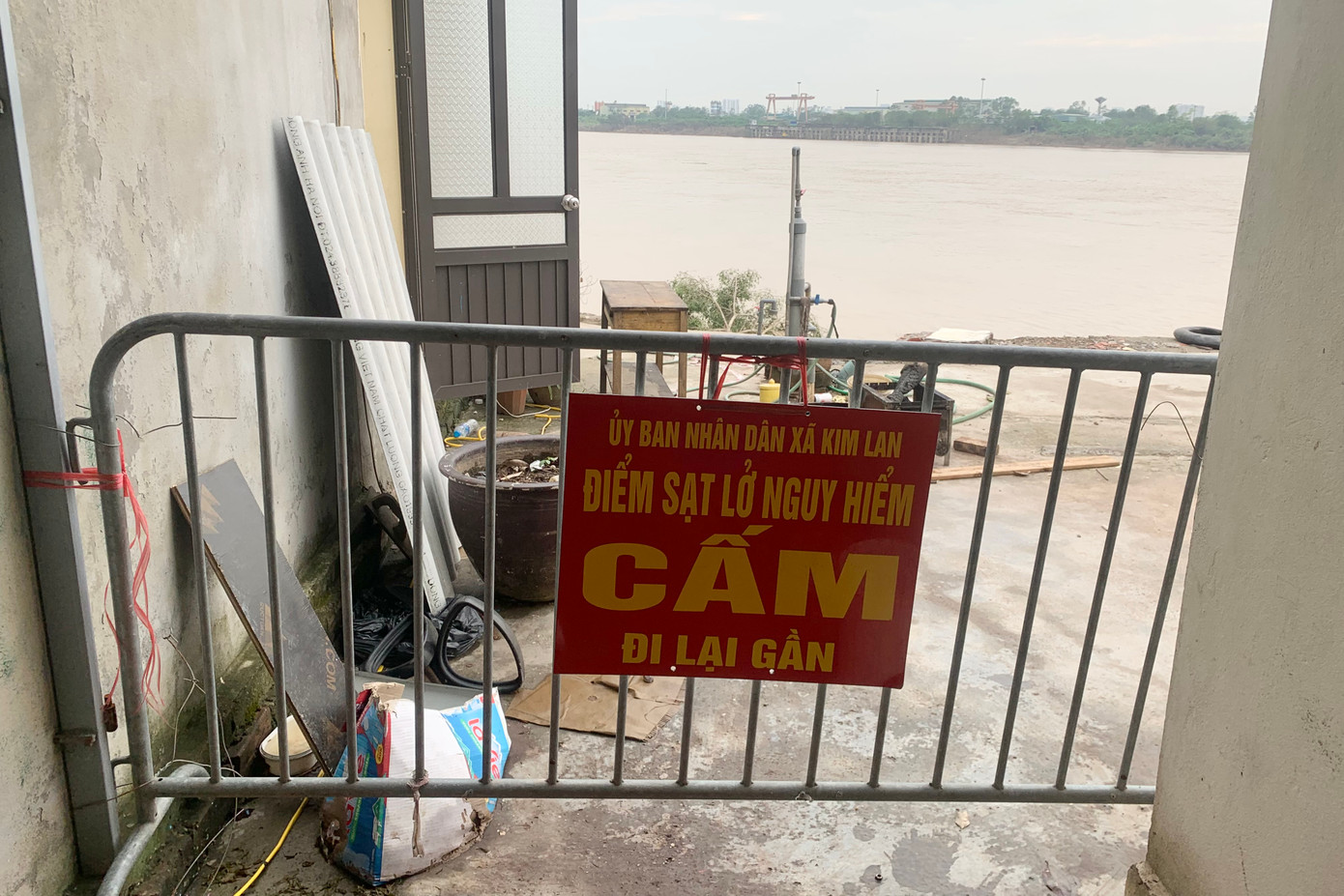 Các khu vực sạt lở thuộc xã Kim Lan đã được rào chắn bằng barie và biển cảnh báo.