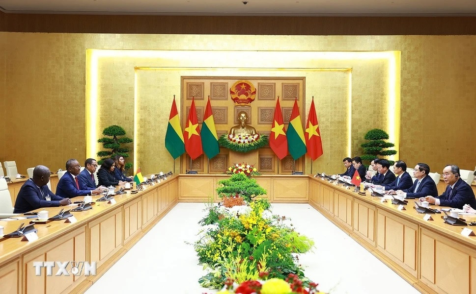 Thủ tướng Phạm Minh Chính hội kiến Tổng thống Cộng hòa Guinea-Bissau Umaro Sissoco Embaló. (Ảnh: Dương Giang/TTXVN)