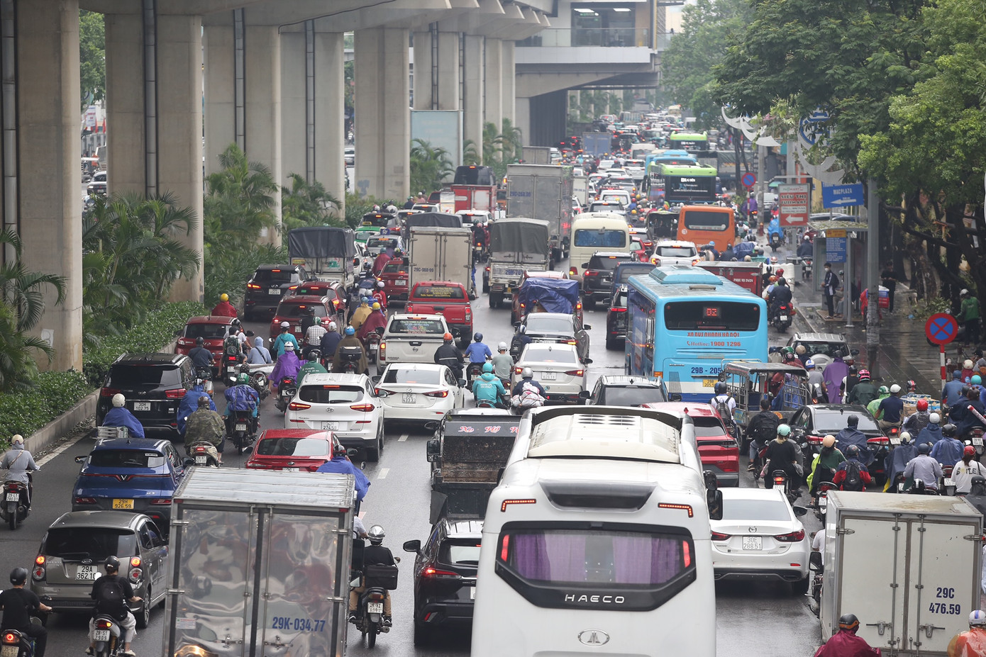 Tuyến đường Trần Phú - Nguyễn Trãi chịu cảnh ùn tắc cục bộ cả buổi sáng.