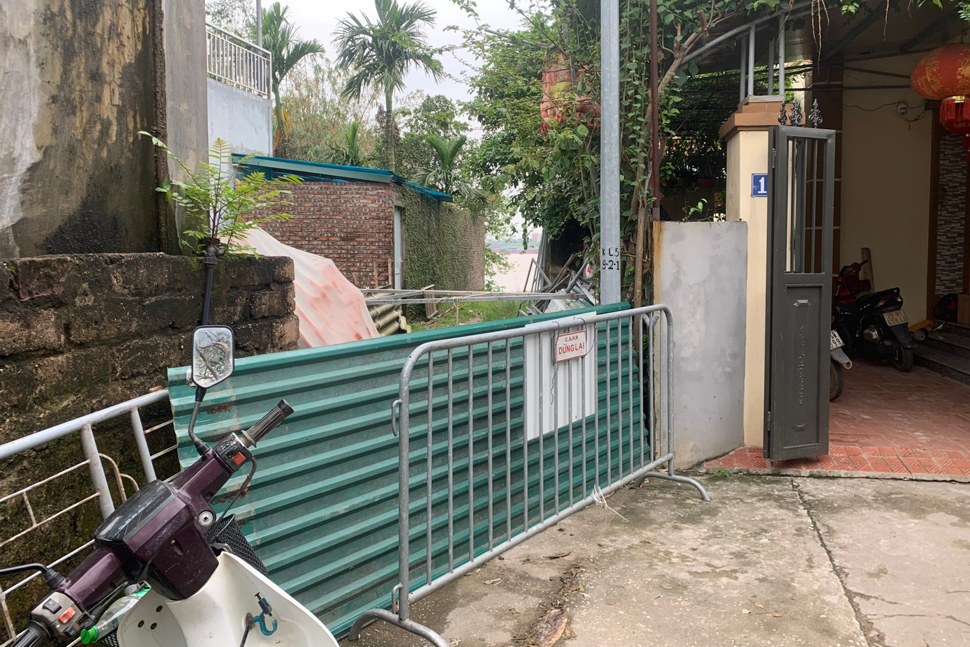 Các khu vực sạt lở thuộc xã Kim Lan đã được rào chắn bằng barie và biển cảnh báo.