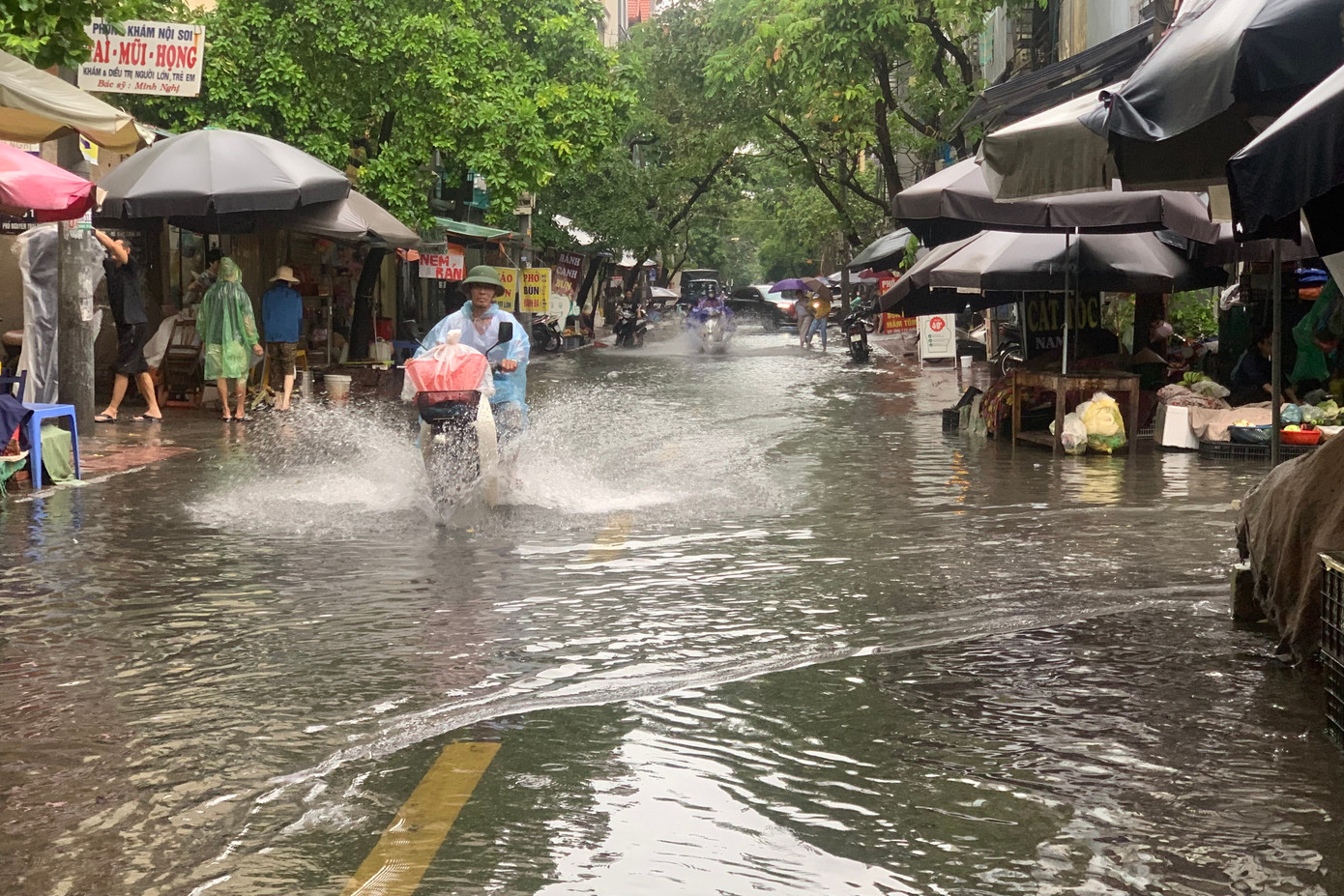 Phố Nguyễn Thái Học (quận Hà Đông) ngập nước.