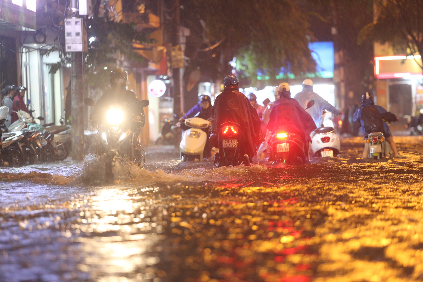 Phố Hoàng Văn Thái (quận Thanh Xuân) ngập sâu chỉ sau 10 phút mưa lớn. Nhiều điểm ngập sâu đến 60-70cm. Phố Hoàng Văn Thái (quận Thanh Xuân) ngập sâu chỉ sau 10 phút mưa lớn. Nhiều điểm ngập sâu đến 60-70cm.