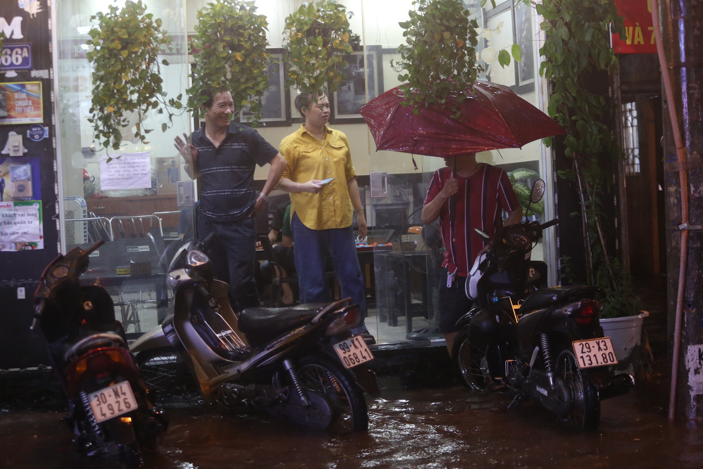 Người dân canh không có nước vào nhà trên phố Hoàng Văn Thái. Người dân canh không có nước vào nhà trên phố Hoàng Văn Thái.