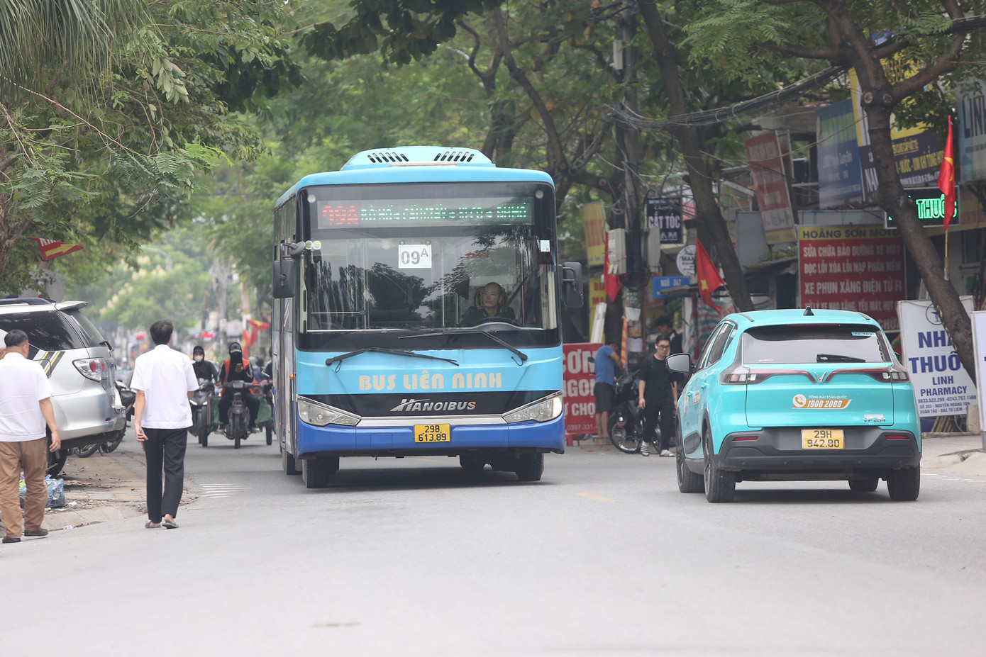 Đường Nguyễn Hoàng Tôn là tuyến đường giao thông quan trọng với lưu lượng phương tiện tham gia giao thông lớn, kết nối với hai đường Phạm Văn Đồng và đường Võ Chí Công, giao cắt với đường Vành đai 2,5. Tuy nhiên dự án vẫn đang "nằm im", chưa có dấu hiệu triển khai.