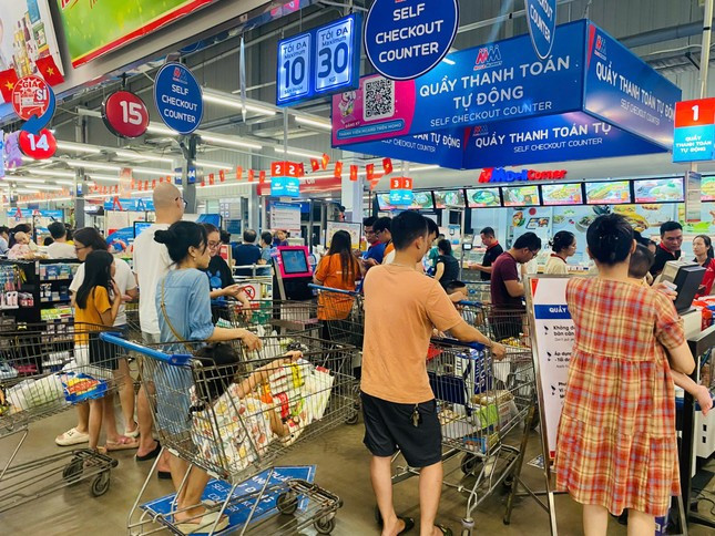 Người dân xếp hàng dài chờ thanh toán tại siêu thị. Người dân xếp hàng dài chờ thanh toán tại siêu thị.