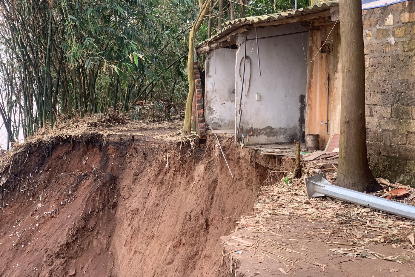 Khu vực sạt lở ảnh hưởng trực tiếp đến 2-3 hộ dân.