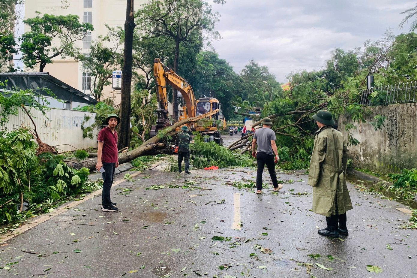 Xe cần cẩu được điều động hỗ trợ khắc phục hậu quả.