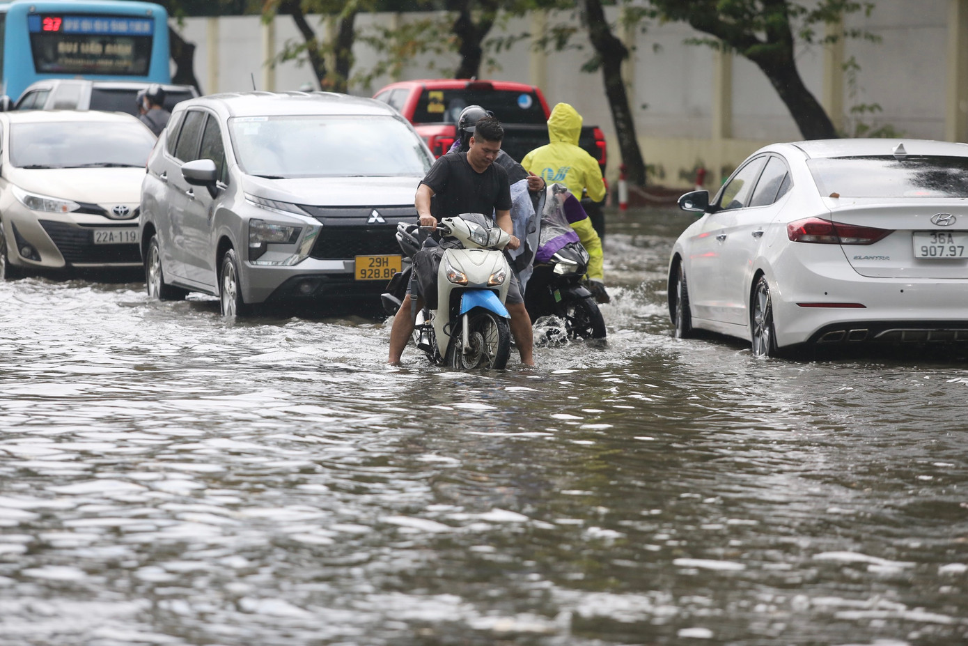 Nhiều xe máy "chết đuối" giữa biển nước.