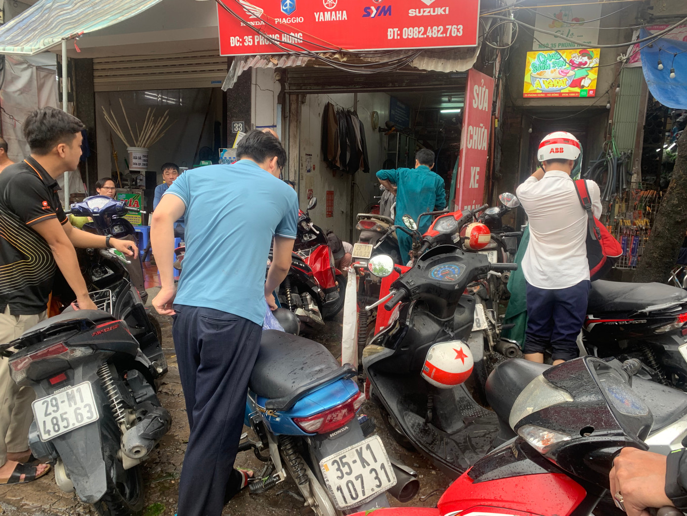 Một cửa hàng sửa xe đắt khách tại khu vực ngập nước.