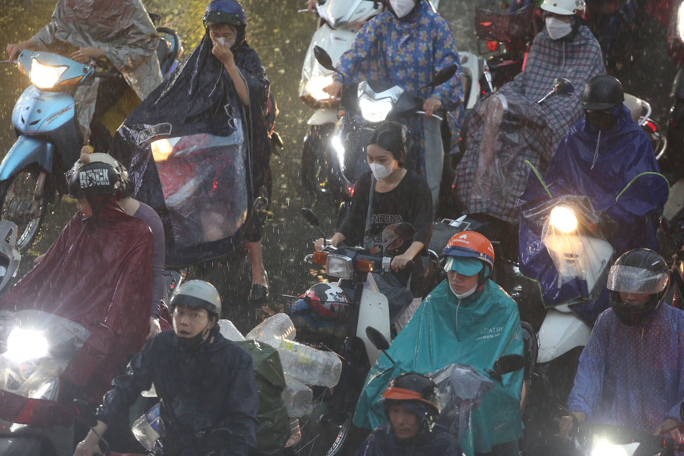 Khoảng 17h ngày 9/9, đúng vào giờ cao điểm, cơn mưa trắng trời đổ xuống Hà Nội khiến nhiều người dân "trở tay không kịp", giao thông nhiều khu vực trở nên tắc nghẽn, nhiều tuyến phố nhanh chóng chìm trong biển nước. Khoảng 17h ngày 9/9, đúng vào giờ cao điểm, cơn mưa trắng trời đổ xuống Hà Nội khiến nhiều người dân "trở tay không kịp", giao thông nhiều khu vực trở nên tắc nghẽn, nhiều tuyến phố nhanh chóng chìm trong biển nước.