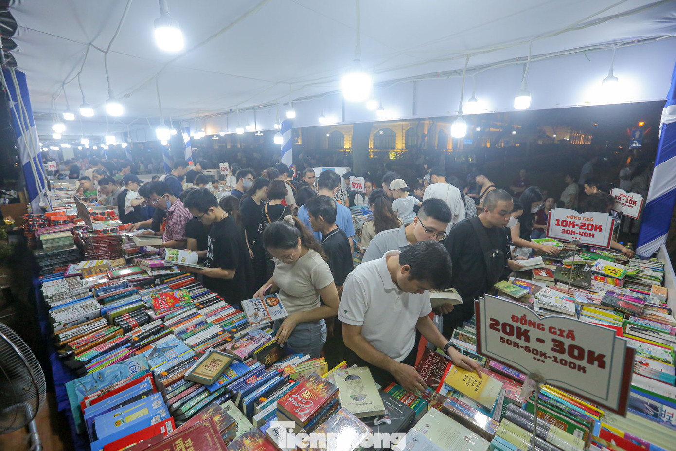 Du khách chen chân tại các gian hàng sách, lựa chọn đầu sách yêu thích. Du khách chen chân tại các gian hàng sách, lựa chọn đầu sách yêu thích.