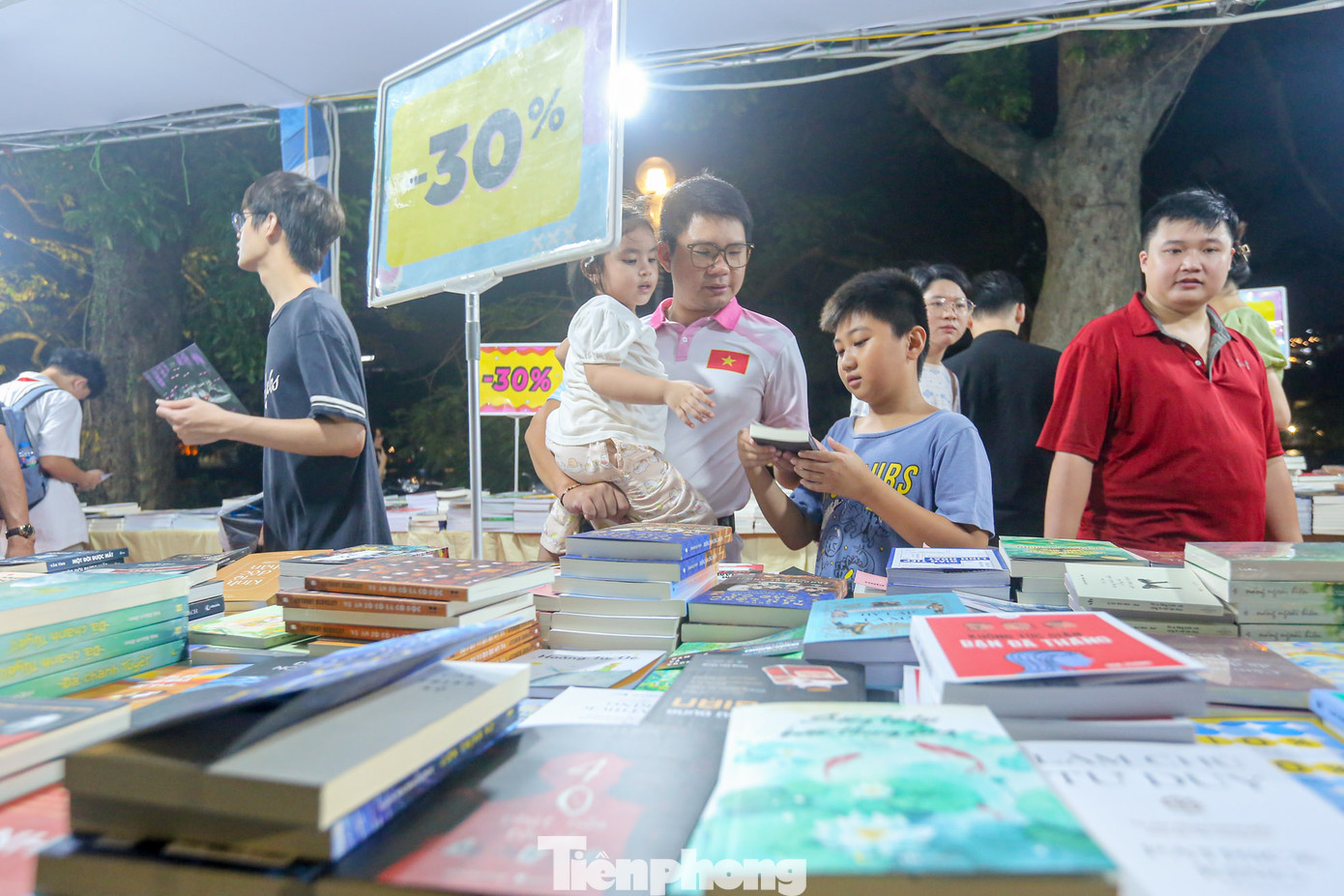 Nhiều chương trình giảm giá, khuyến mãi từ 20-50% đã thu hút, kích cầu hoạt động mua sách của người dân và du khách. Nhiều chương trình giảm giá, khuyến mãi từ 20-50% đã thu hút, kích cầu hoạt động mua sách của người dân và du khách.