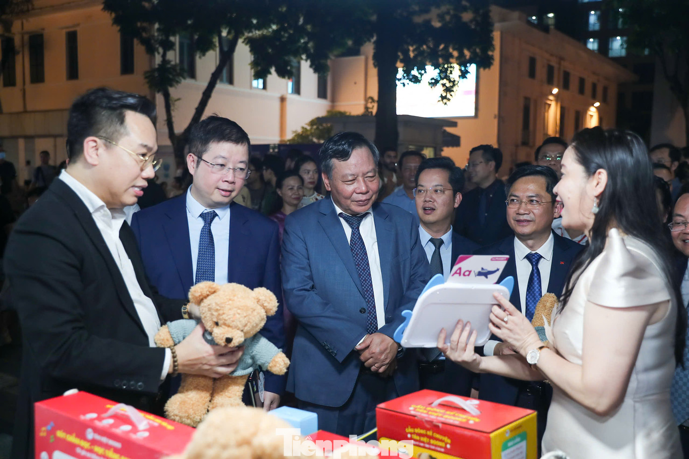 Các đại biểu trải nghiệm các sản phẩm mới như "gấu bông kể chuyện", "bút chấm đọc"... Các đại biểu trải nghiệm các sản phẩm mới như "gấu bông kể chuyện", "bút chấm đọc"...