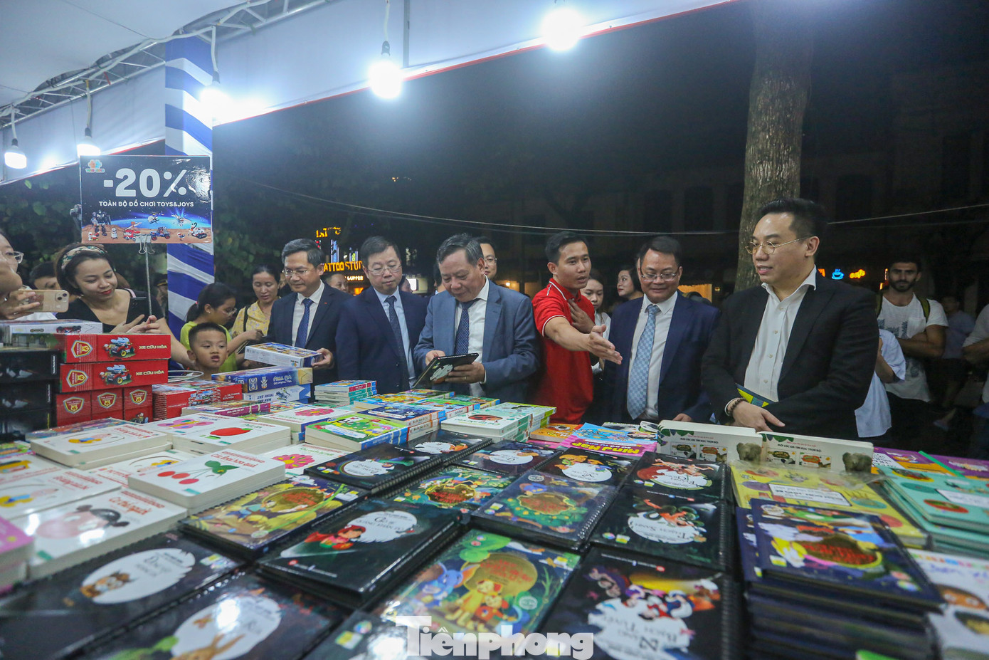 Các đại biểu tham quan các gian hàng trưng bày sách. Các đại biểu tham quan các gian hàng trưng bày sách.