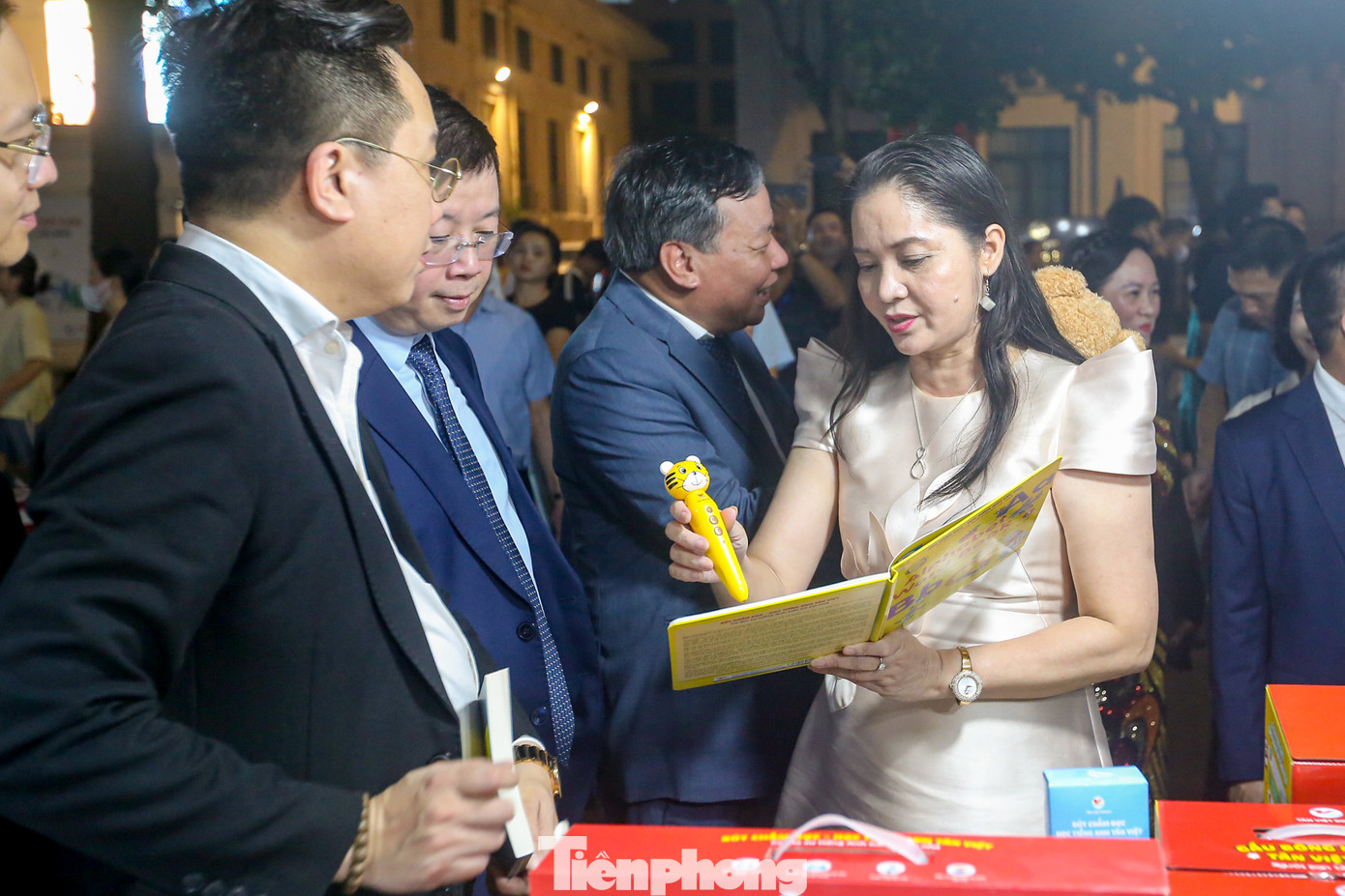 Các đại biểu trải nghiệm các sản phẩm mới như "gấu bông kể chuyện", "bút chấm đọc"... Các đại biểu trải nghiệm các sản phẩm mới như "gấu bông kể chuyện", "bút chấm đọc"...