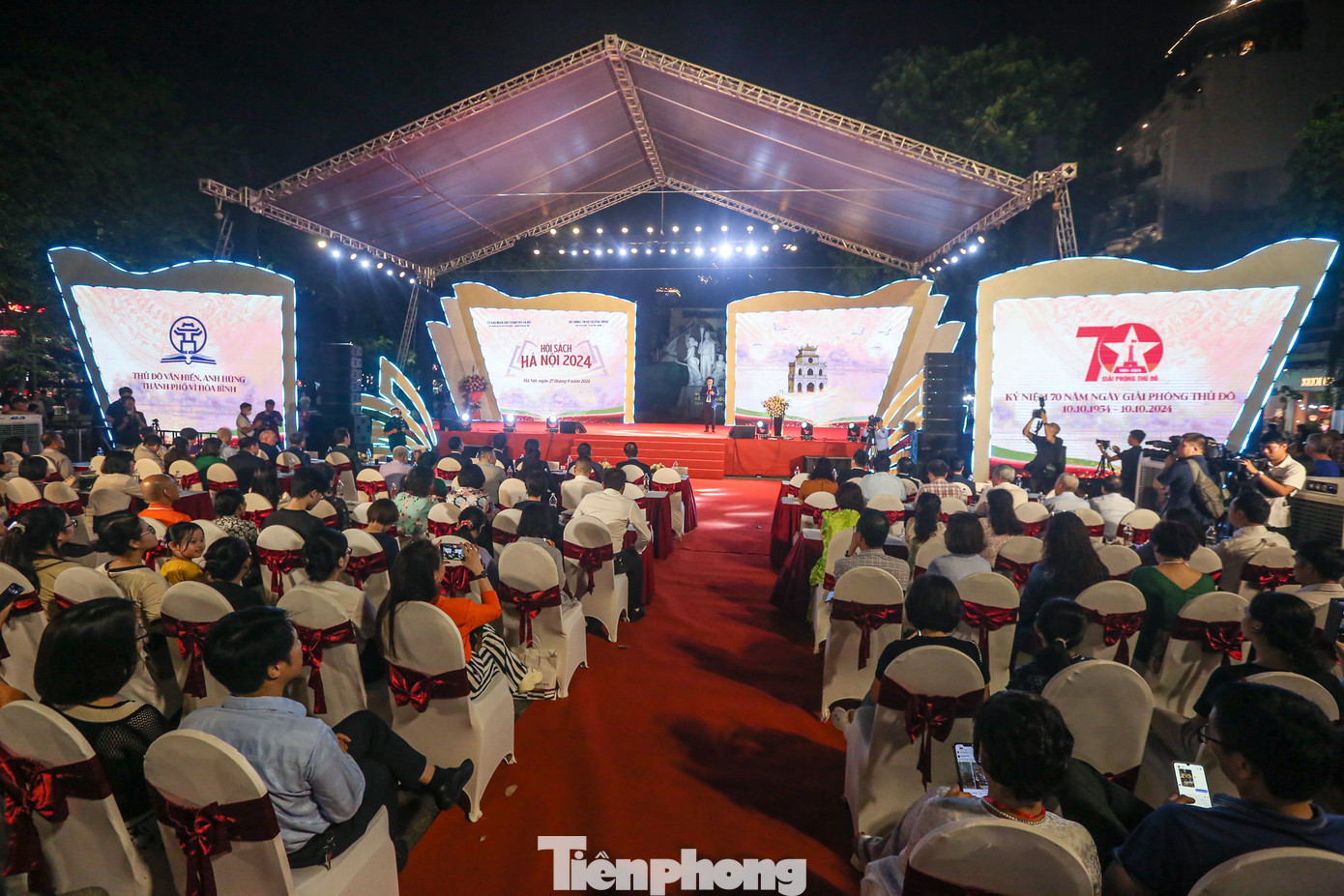 Hội sách Hà Nội lần thứ IX - năm 2024 chính thức khai mạc vào tối 27/9. Hội sách Hà Nội lần thứ IX - năm 2024 chính thức khai mạc vào tối 27/9.