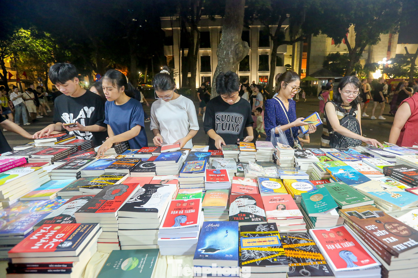 Hội sách Hà Nội năm 2024 có quy mô tổ chức lớn, các gian hàng sách thiết kế đẹp mắt, ấn tượng và có nhiều đầu sách hay. Hội sách Hà Nội năm 2024 có quy mô tổ chức lớn, các gian hàng sách thiết kế đẹp mắt, ấn tượng và có nhiều đầu sách hay.