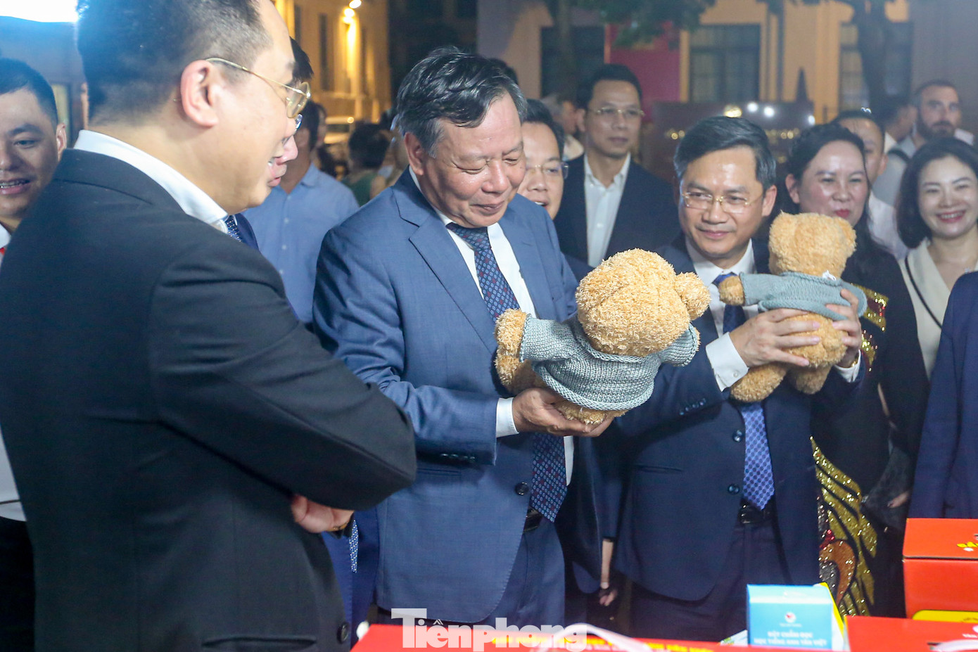 Các đại biểu trải nghiệm các sản phẩm mới như "gấu bông kể chuyện", "bút chấm đọc"... Các đại biểu trải nghiệm các sản phẩm mới như "gấu bông kể chuyện", "bút chấm đọc"...